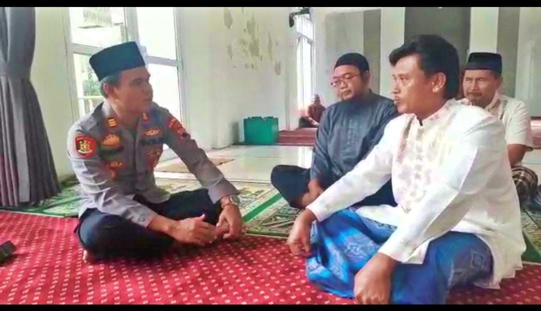 Kapolsek Muntilan saat melaksanakan Jumat Curhat program dari Polri