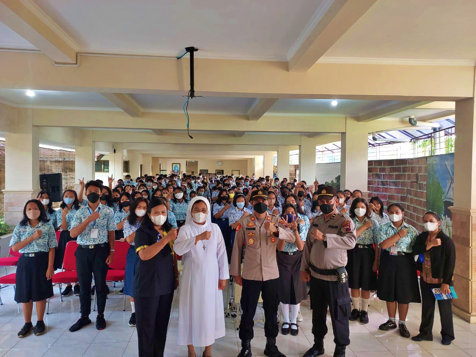 Kapolsek dan jajaran Polsek Muntilan saat berikan pelatikan PKS kepada pelajar di Yayasan Marsudirini