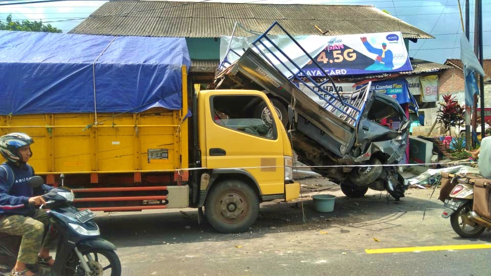 Kecelakaan truk dengan mobil PickUp di Mungkid Magelang