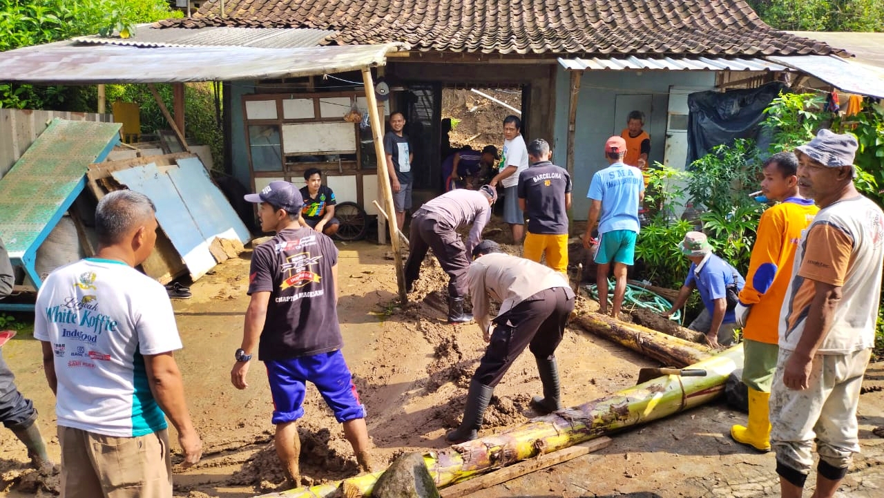 Kerja bakti membersihkan material longsor di Magelang