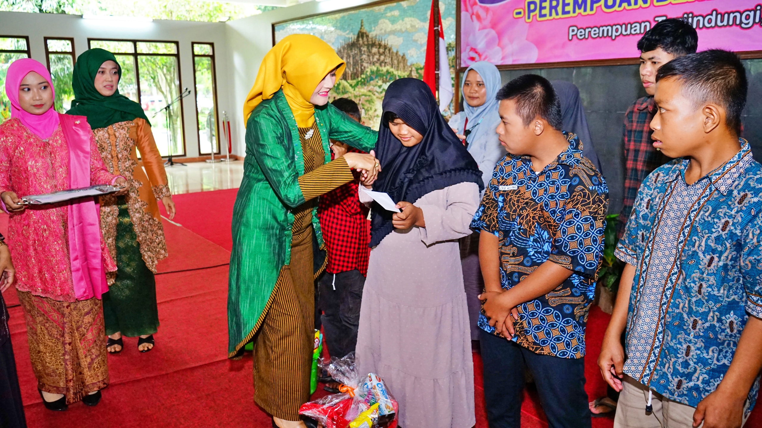 Ketua GOW Kabupaten Magelang, Aslimah Edi Cahyana saat memberikan santunan kepada anak-anak penyandang Disabilitas.