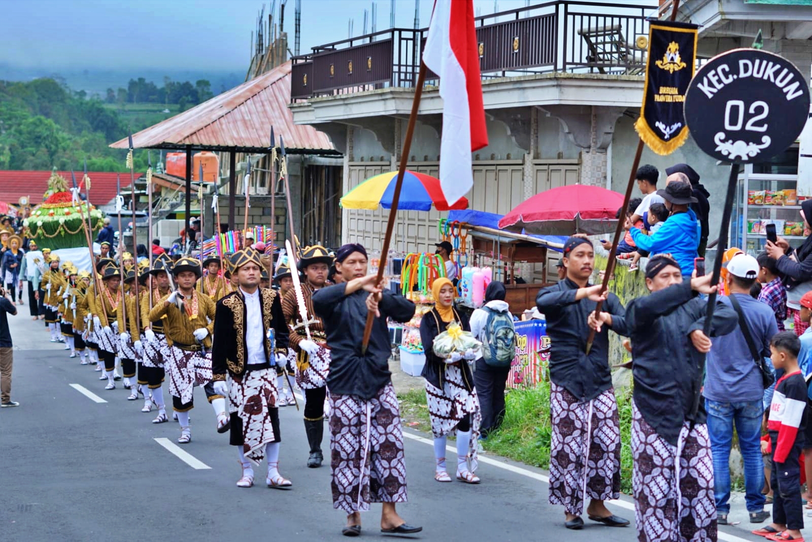 Kirab Gunungan tim dari Kecamatan Dukun di Ketep Summit Fest 2022