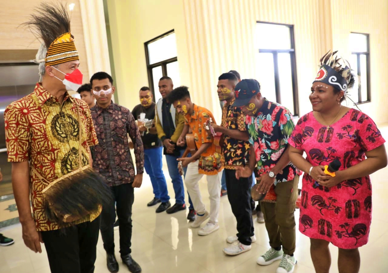 Mahasiswa asal Papua sambut Ganjar Pranowo dengan sebuah lagu