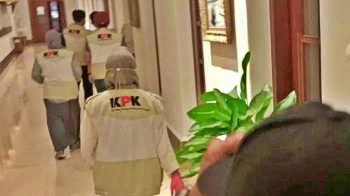 Petugas KPK geledah sejumlah ruangan di Pemprov Jatim