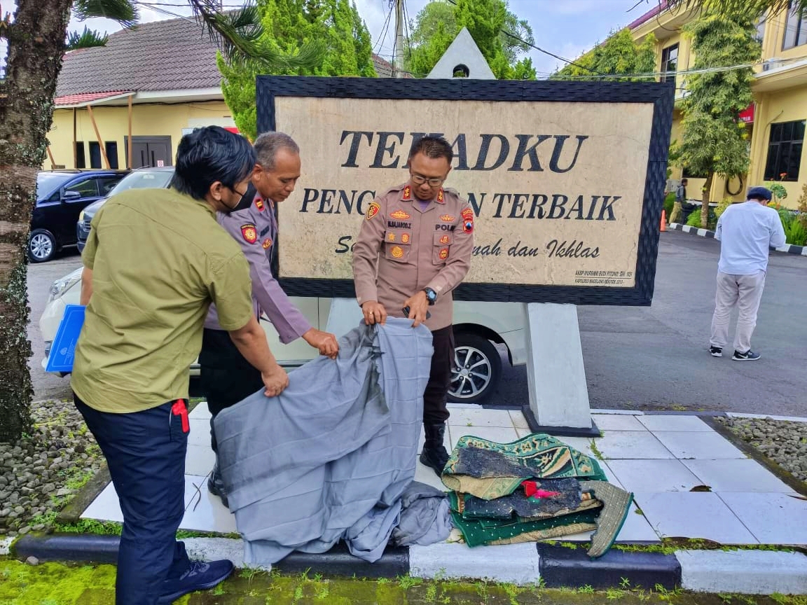 Plt Kapolresta Magelang, Kasat Reskrim dan Kapolsek Salaman saat menunjukan barang bukti pembatasa soft dan karpet masjid yang dirusak