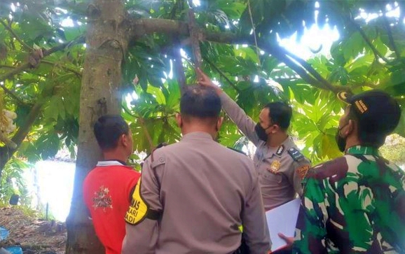 Polisi olah TKP Gantung Diri seorang mantan Kades