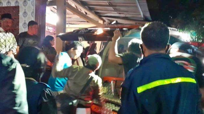 Proses evakuasi mahasiswa meninggal dunia di dalam kamar kos daerah Semarang