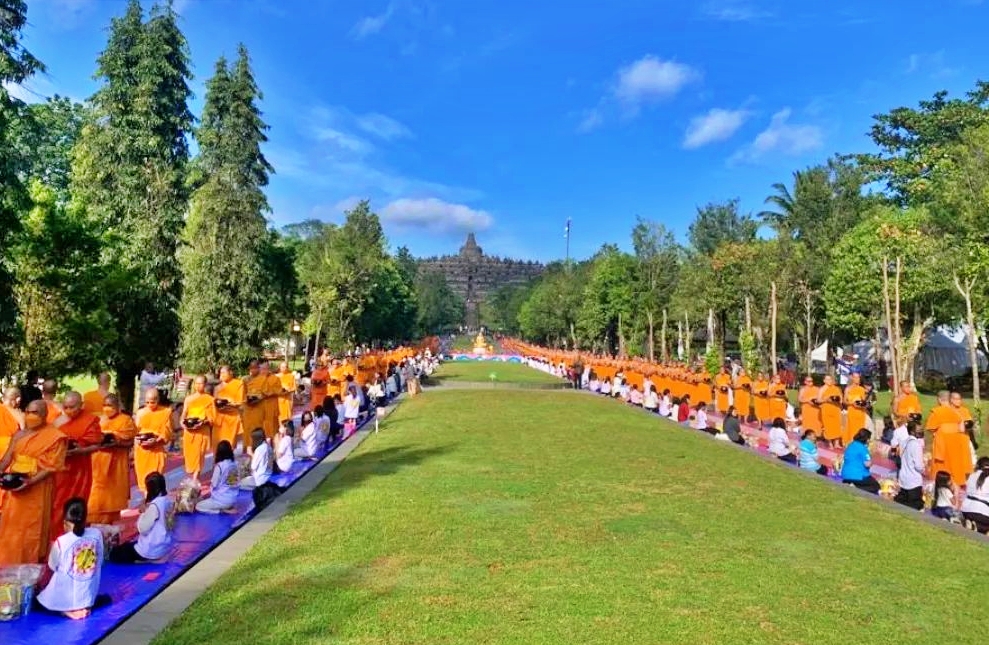 Ratusan Samanera Napak Tilas Kehidupan Buddha Gautama Di Borobudur