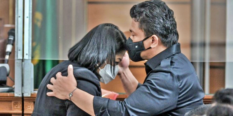 Sambo saat mencium istrinya putri setelah sidang