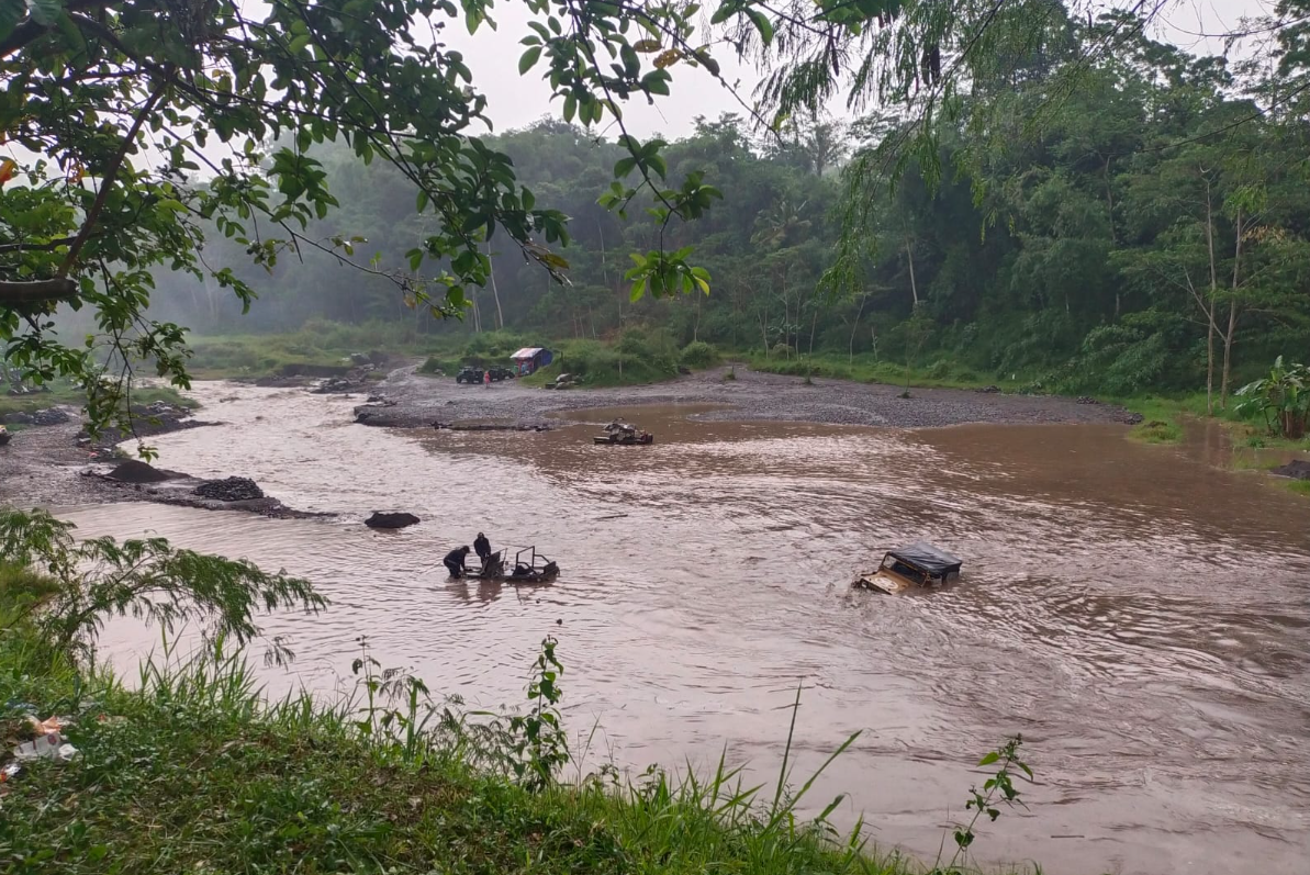 3 Jep Terjebak Banjir di Kali Kuning, Sopir dan Penumpang Selamat