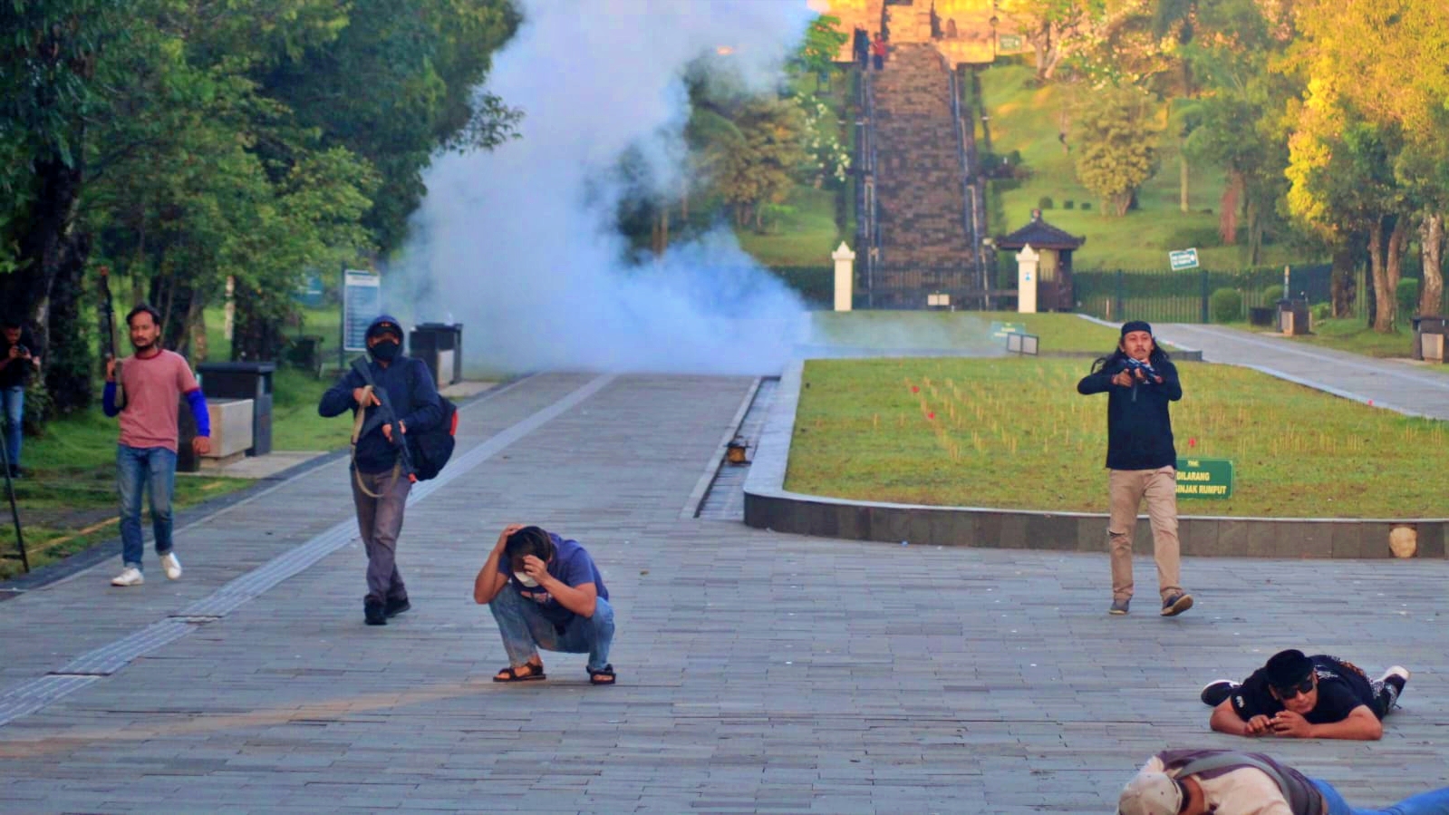 Simulasi penyenderaan wisatawan di Candi Borobudur oleh SatBrimob Polda Jateng
