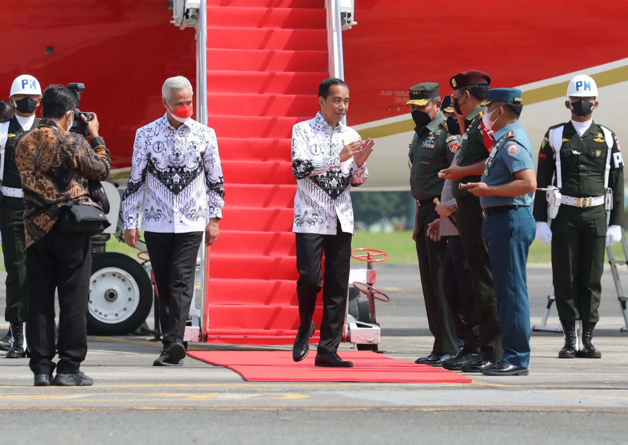 Satu Pesawat dengan Jokowi ke Solo, Ganjar Ungkap Bahas Soal Ini