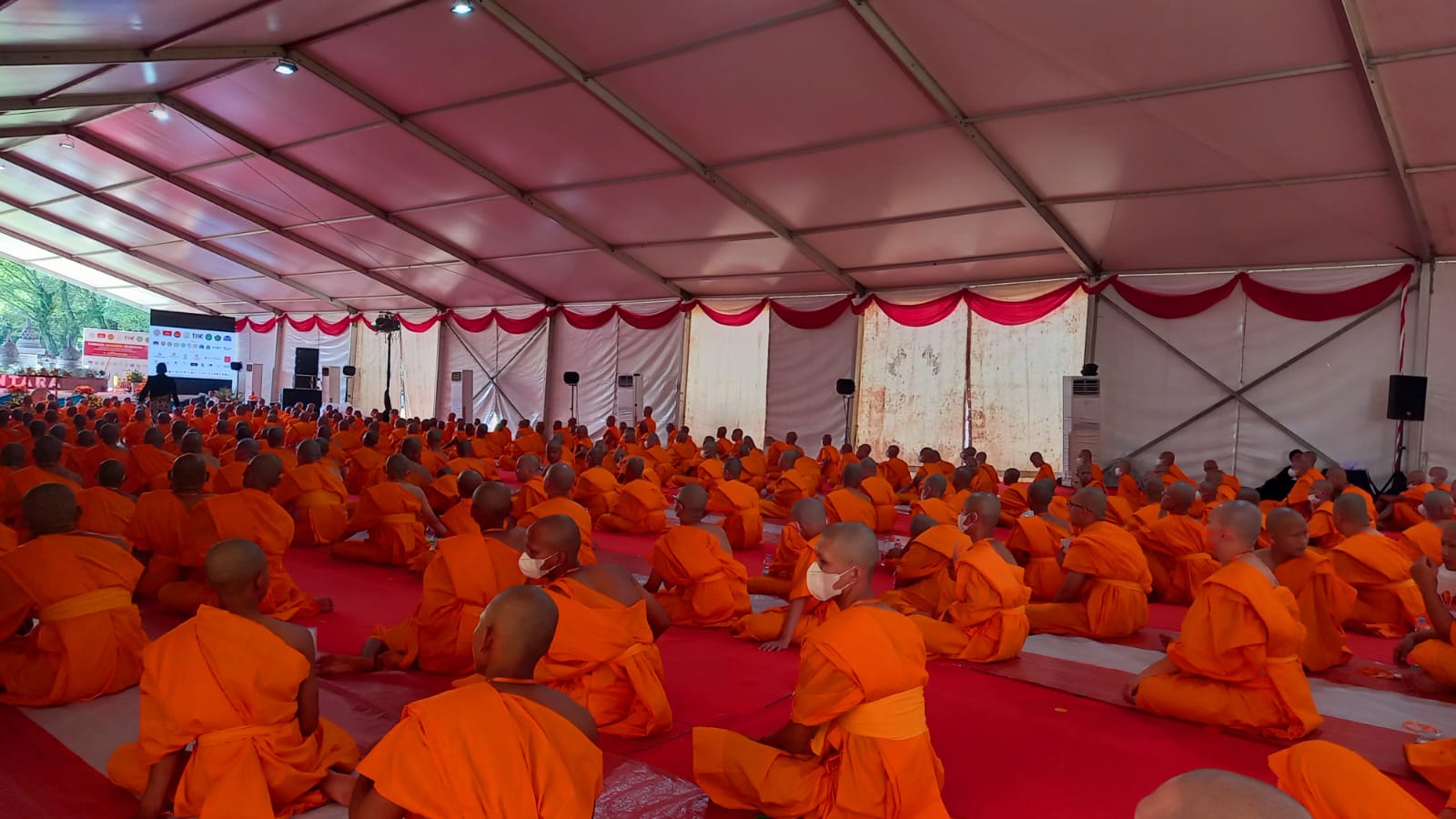 500 Umat Buddha Ikuti Pabbajja Samanera Sementara di Candi Borobudur Magelang