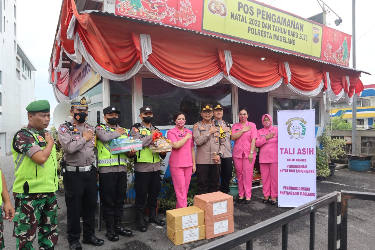 Plt Kapolresta Magelang dan Kacab Bhayangkari Kunjungi Pospam Ops Lilin Candi 2022