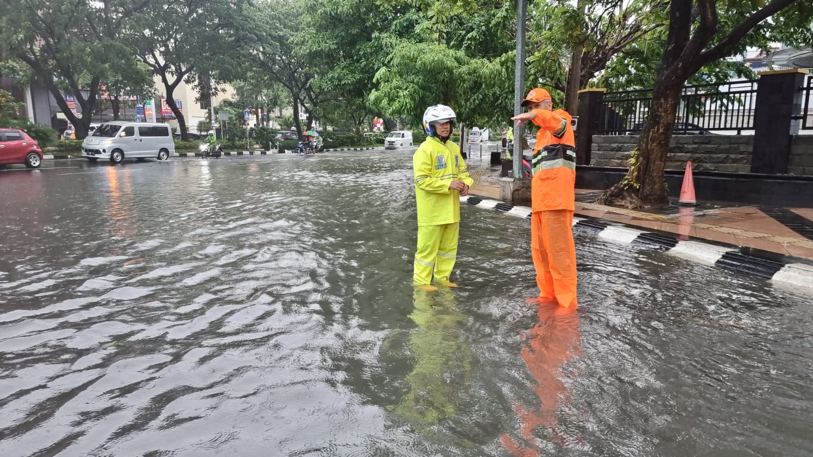 Ganjar Pantau Banjir di Kota Semarang, Warga Diminta Tetap Siaga