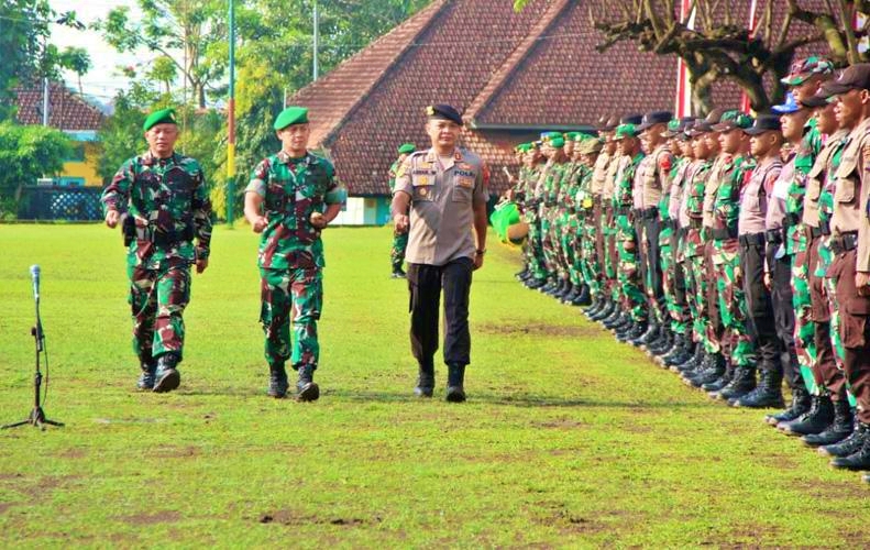 Danrindam IV/Diponegoro Kolonel Inf Mochammad Arief Hidayat didampingi Wakil Kepala SPN Polda Jateng AKBP Abdul Waras inspeksi peserta diklat integrasi siswa
