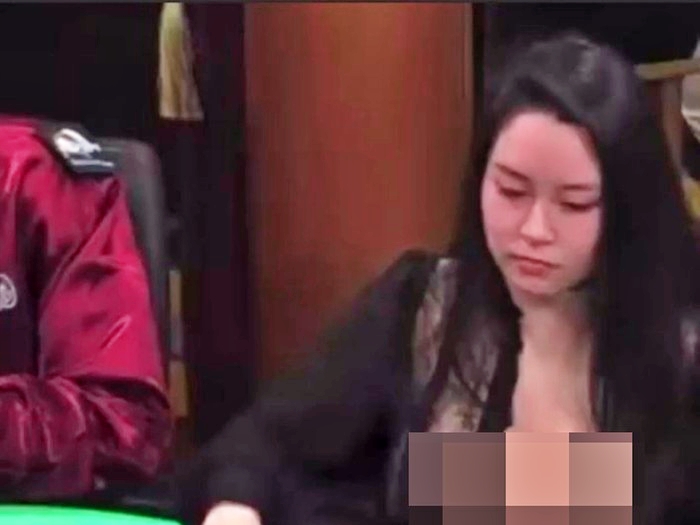 tangkapan layar video youtube aksi pemain poker wanita