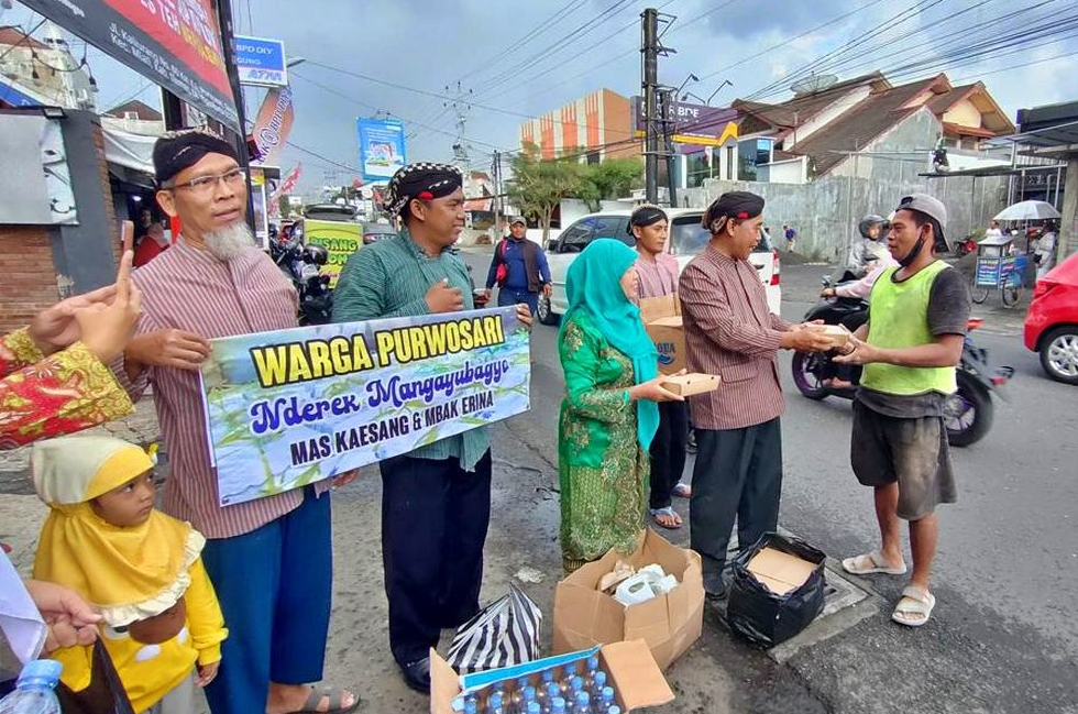 warga sleman bagi bagi makanan gratis