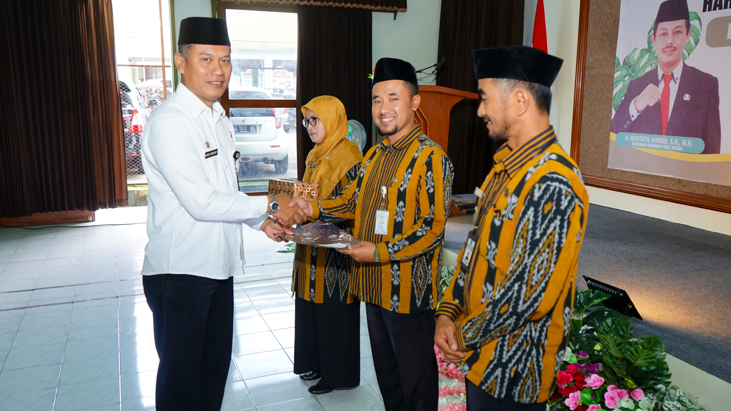 Asisten Pemerintahan dan Kesra Setda Kabupaten Magelang, Nanda Cahyadi Pribadi didampingi Kepala Kantor Kementerian Agama (Kemenag) Kabupaten Magelang, Panut saat menyerahkan hadiah kepada para pemenang lomba tingkat Nasional.