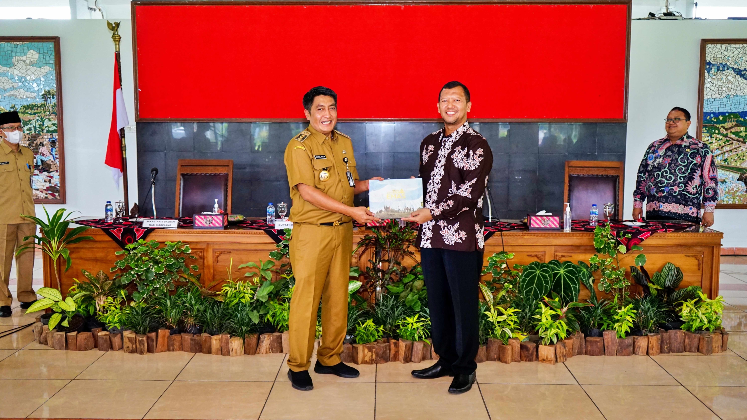 Bupati Magelang Zaenal Arifin saat bertukar cindera mata dengan Sekretaris Daerah Kabupaten Pasuruan, Yudha Triwidya Sasongko