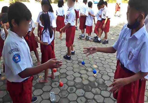 Anak Sekolah lakukan permainan atau mainan lato lato