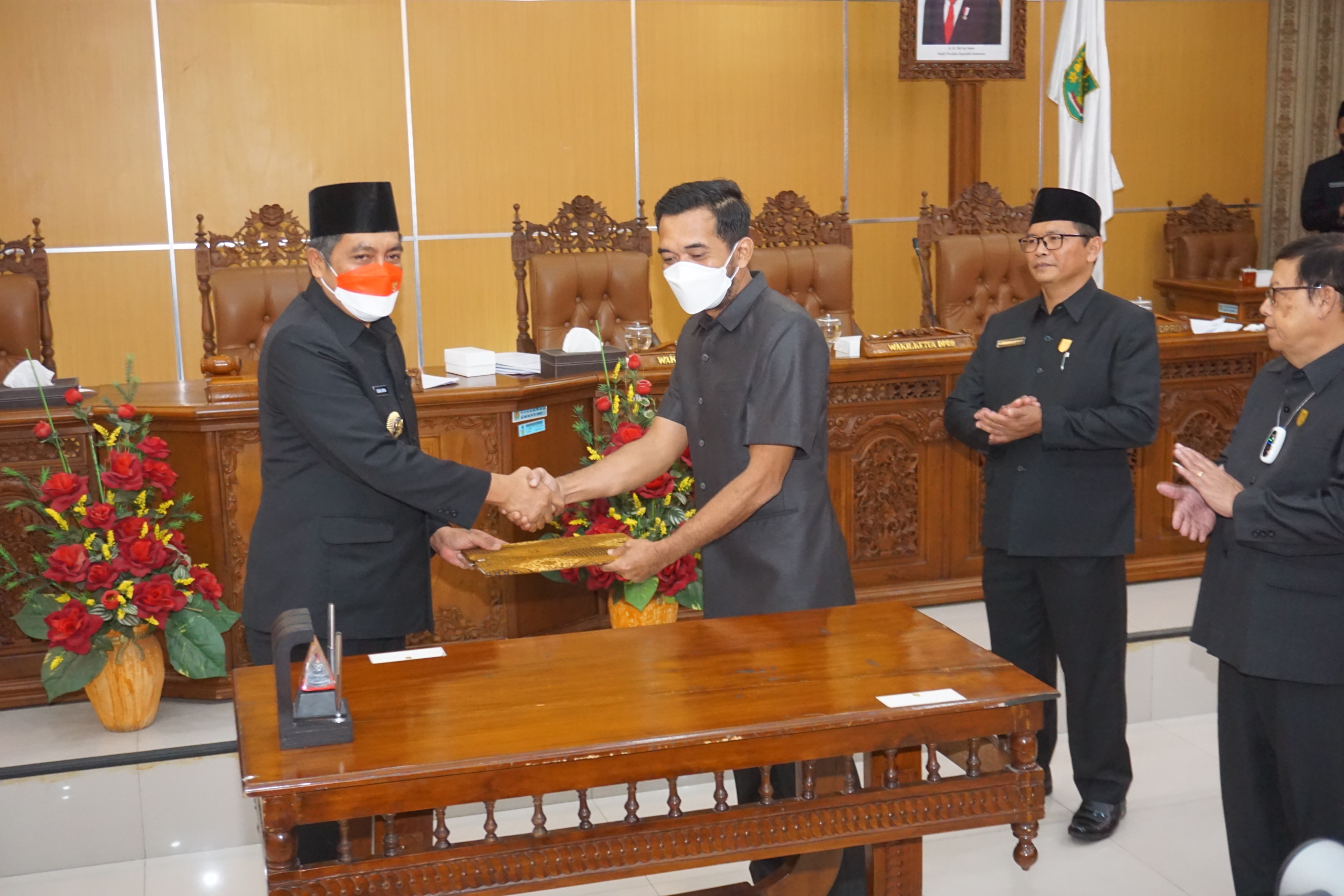 Bupati Magelang serahkan hasil penetapan Raperda menjadi Perda kepada Ketua DPRD Kabupaten Magelang