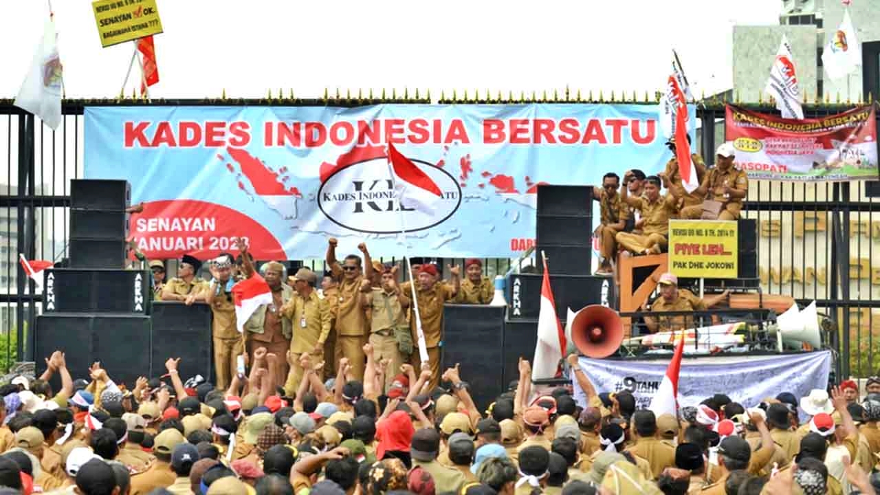 Demo Kepala Desa atau Kades di depan gedung DPR RI