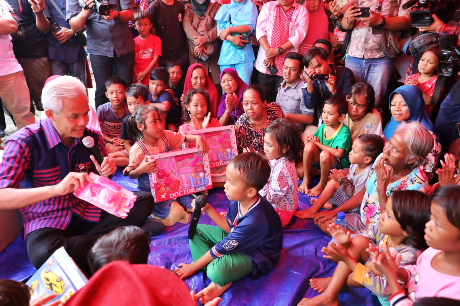 Ganjar Pranowo saat bermain dengan anak-anak di pengungsian Banjir Pekalongan