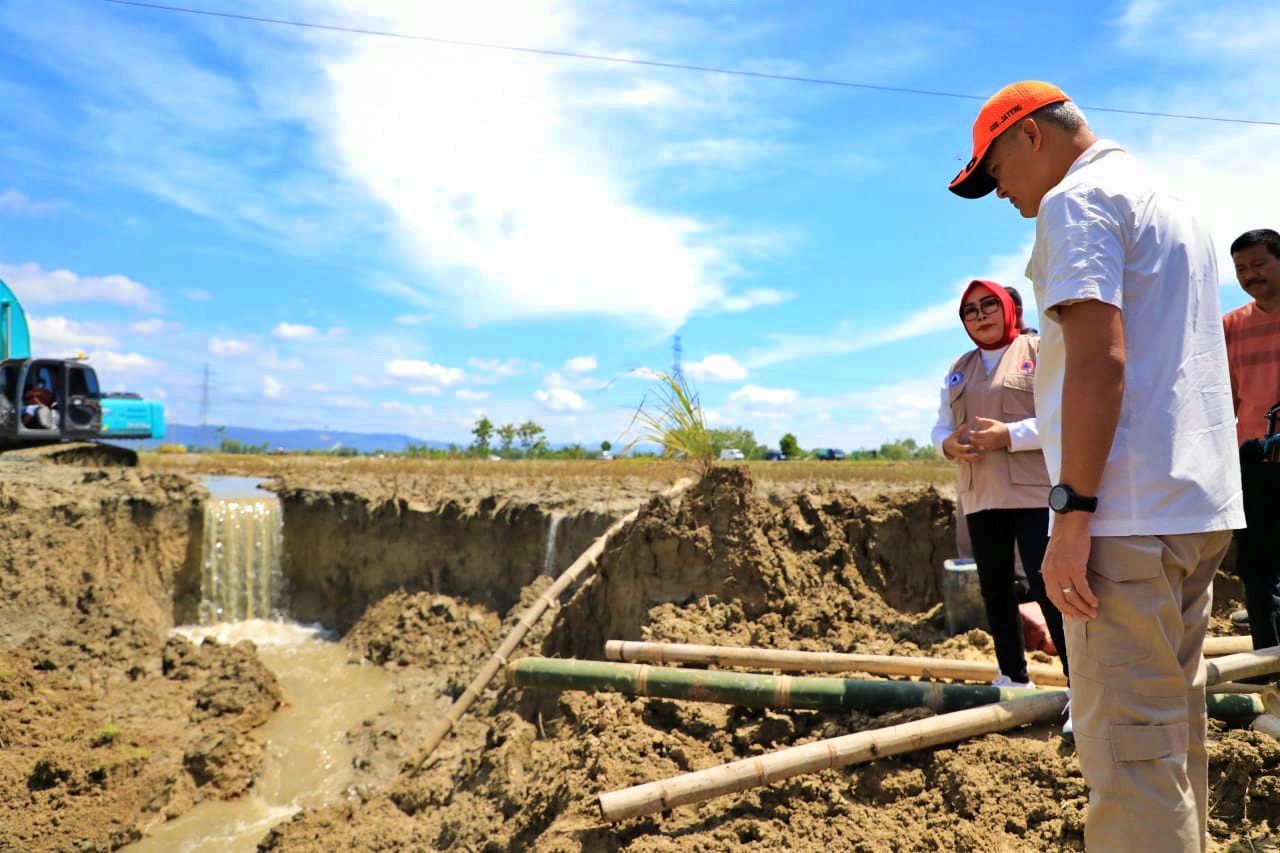Ganjar Pranowo saat mengecek banjir di Kabupaten Grobogan