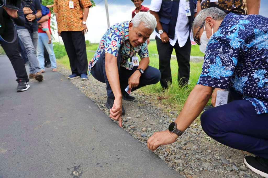 Ganjar Pranowo saat mengecek kualitas Jalan di Jateng
