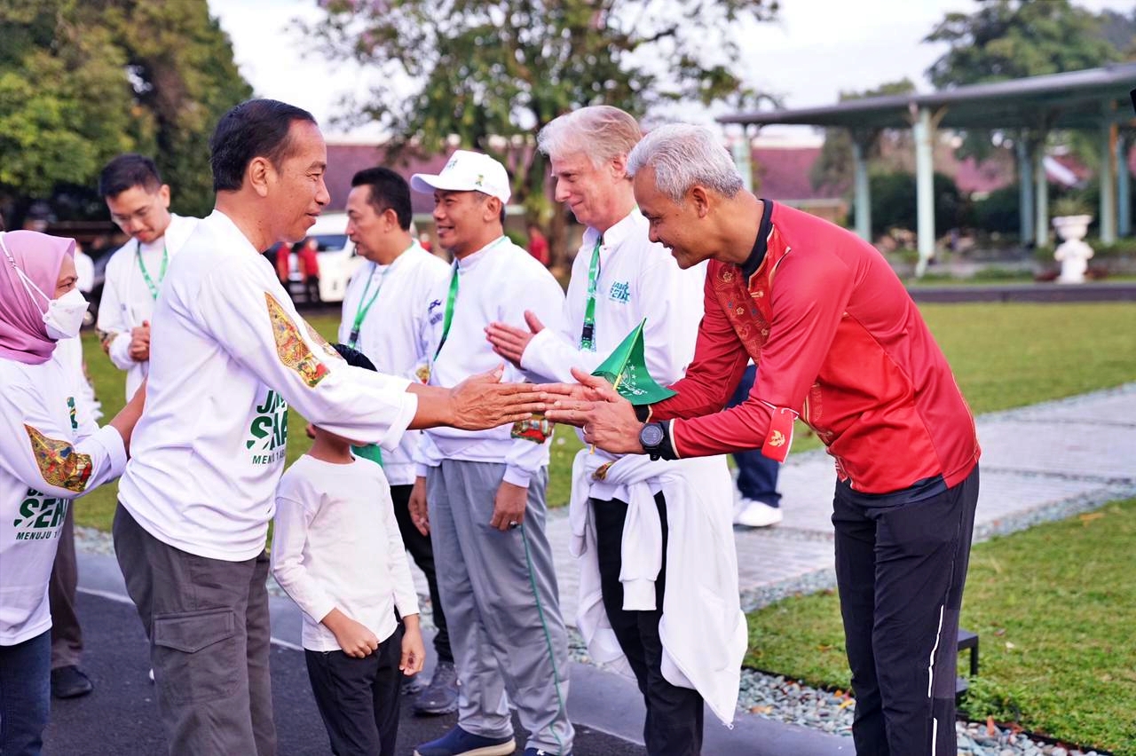 Ganjar Pranowo sampingi Presiden Jokowi Jalan Sehat Menuju Satu Abad NU
