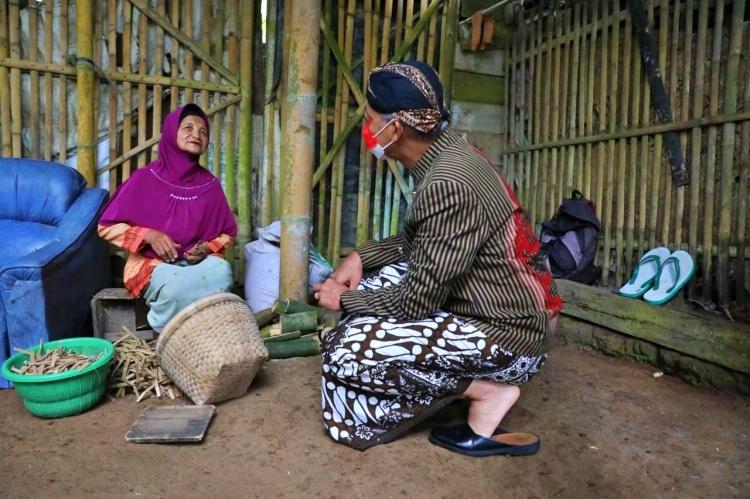 Ganjar saat menemui warga miskin yang mendapatkan bantuan rehap rumah