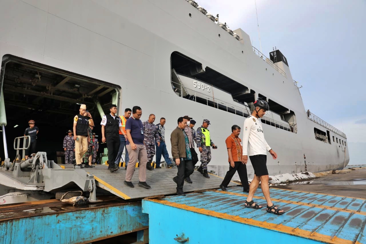 Ganjar saat meninjau Kapal Perang KRI Makasar di Pelabuhan Tanjung Emas Semarang