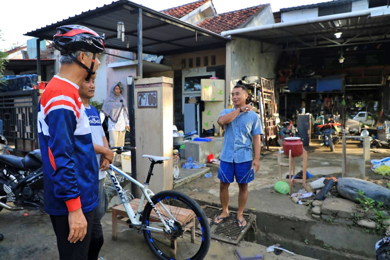 Ganjar saat temui warga perumahan yang sempat kebanjiran