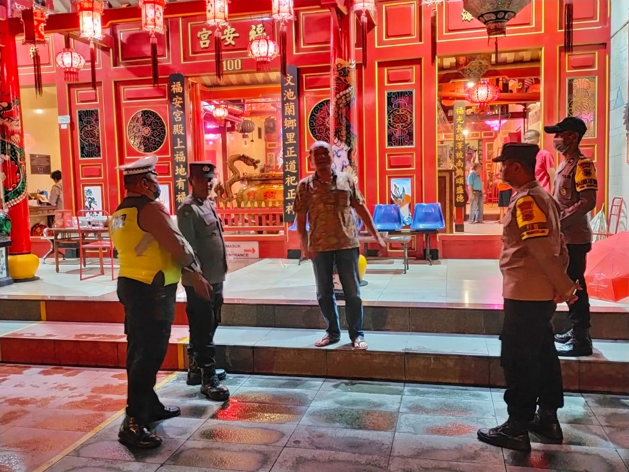 Jajaran Kepolisian Polsek Muntilan saat menjaga prosesi sembahyang di Klenteng