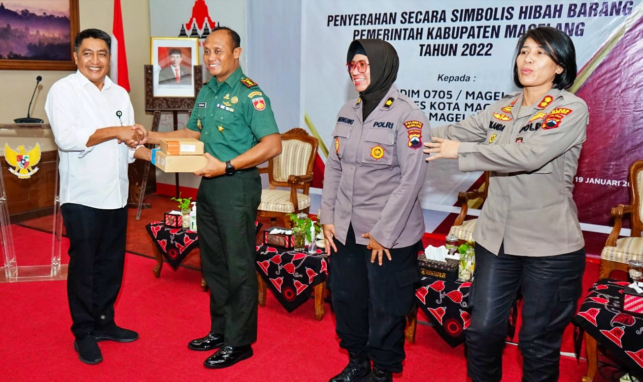Pemberian Hibah Alat Komunikasi oleh Bupati Magelang