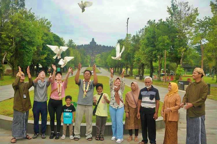 Pengunjung pertama wisata Candi Borobudur Magelang dapat kejutan