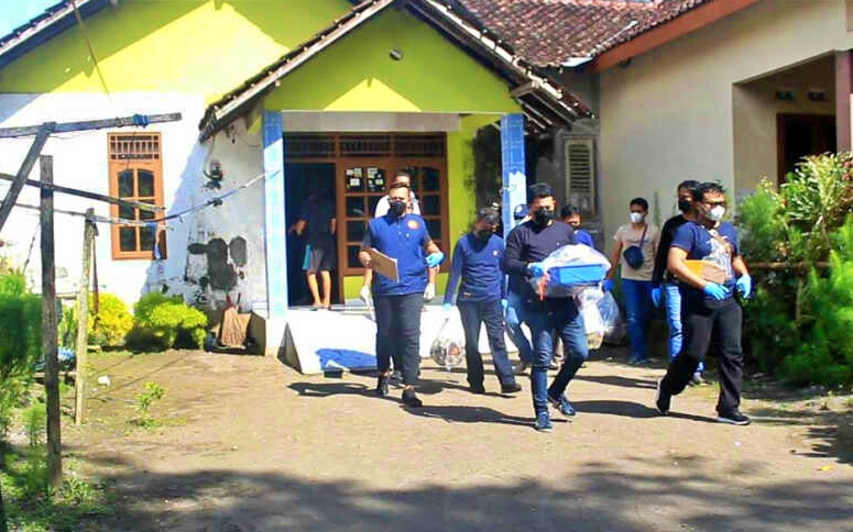 Petugas Kepolisian saat membawa sejumlah barang bukti dari rumah teroris di Sleman