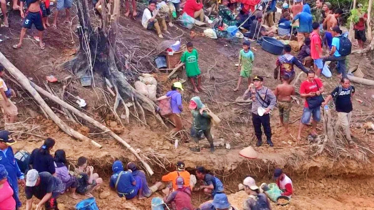 VIRAL !! Video Ditemukan Emas Di Atas Bukit Naga, Langsung Dipenuhi Warga