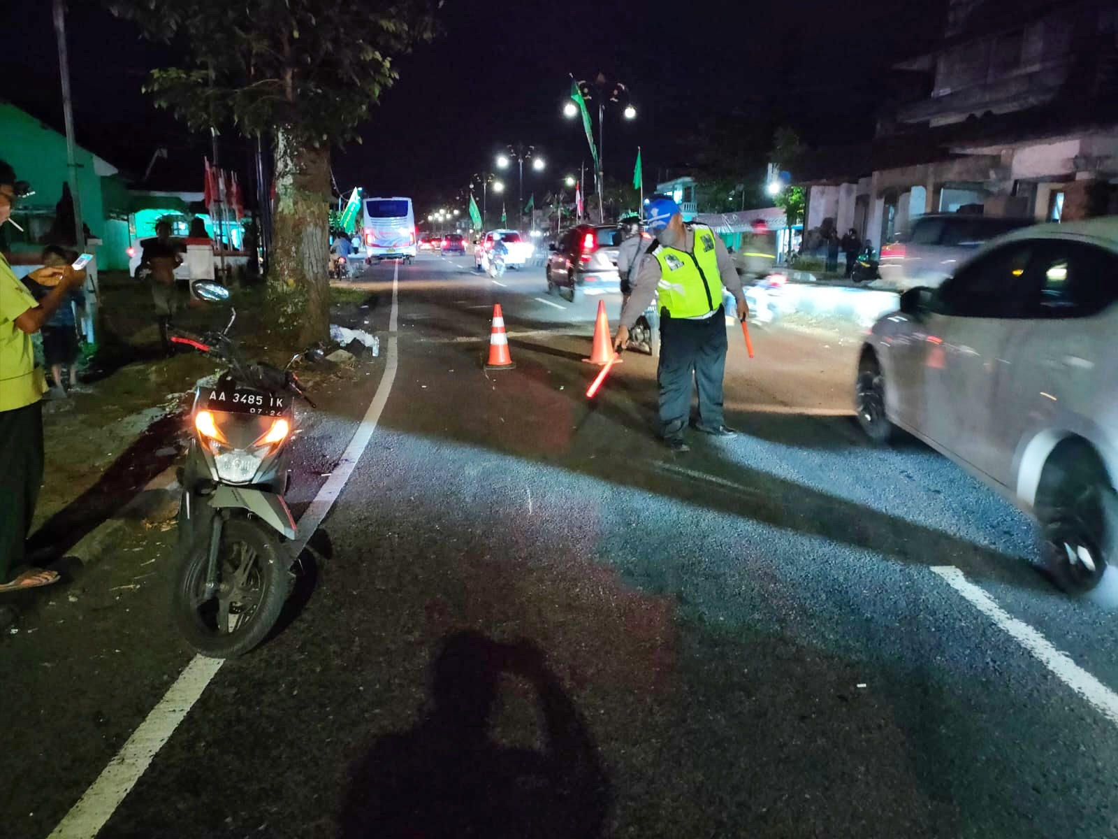 Petugas Unit Laka Satlantas Polresta Magelang saat olah TKP kecelakaan di Muntilan