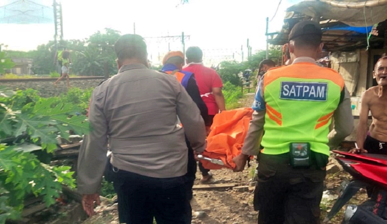 Petugas evakuasi mayat perempuan tanpa identitas yang tertabrak kereta api