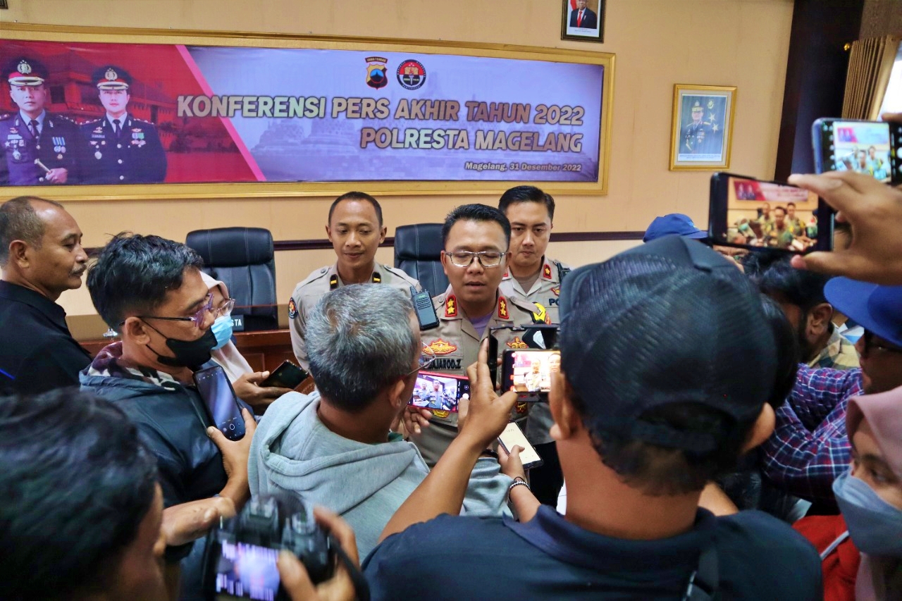 Plt Kapolresta Magelang saat diwawancarai terkait tersangka kasus perusakan masjid di Salaman