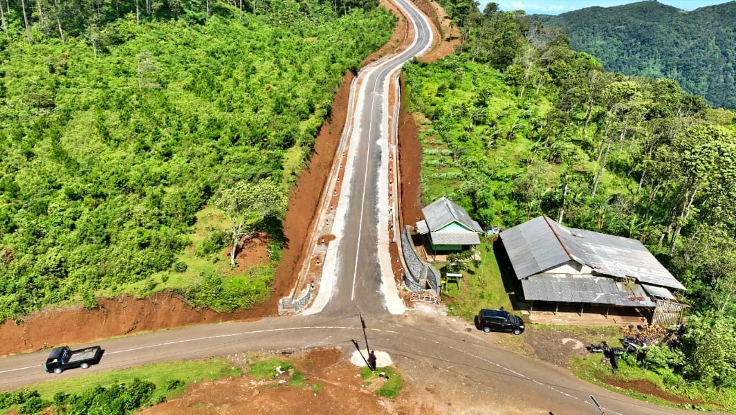 Ruas jalan provinsi di Desa Pasir Panjang, Kecamatan Salem, Brebes sempat rusak karena longsor kini sudah halus