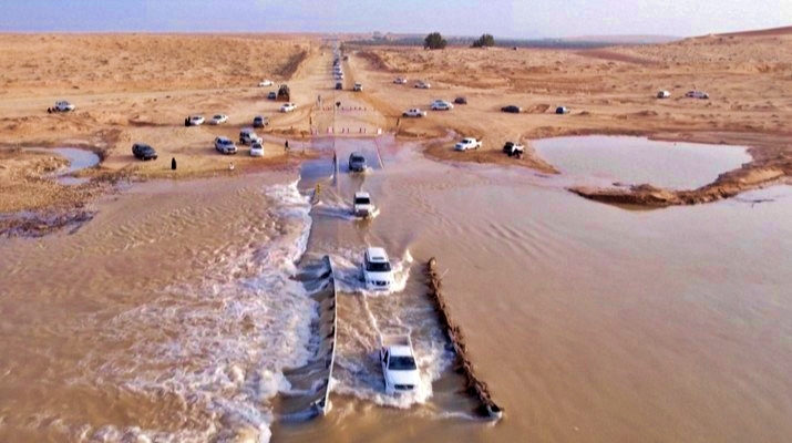 Salah satu lembah terpanjang di Arab Saudi, Wadi Al-Rummah dipenuhi air. (AFP TV)