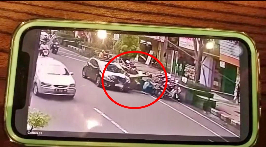 Tangkapan layar video mobil di Magelang tabrak sepeda motor di pinggir jalan