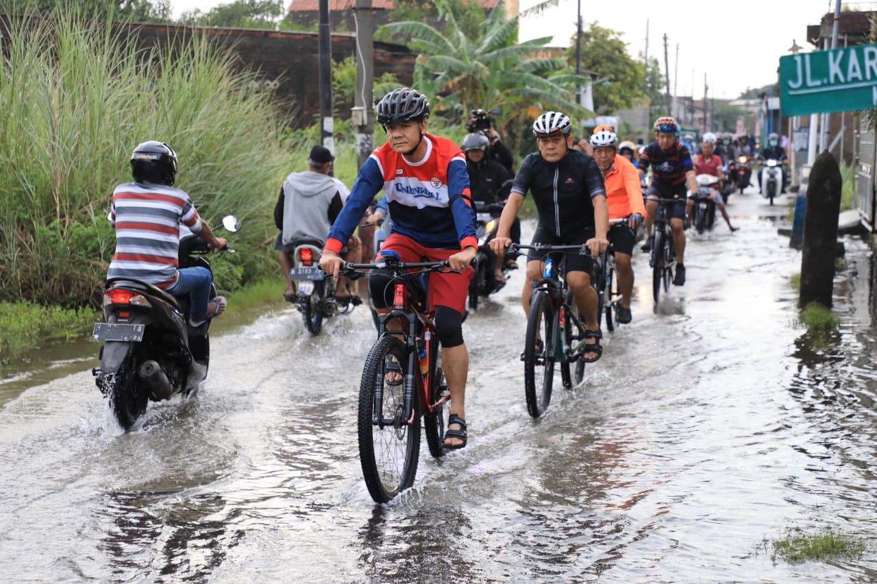 Ganjar Gowes Cek Sejumlah Titik Banjir di Kota Semarang