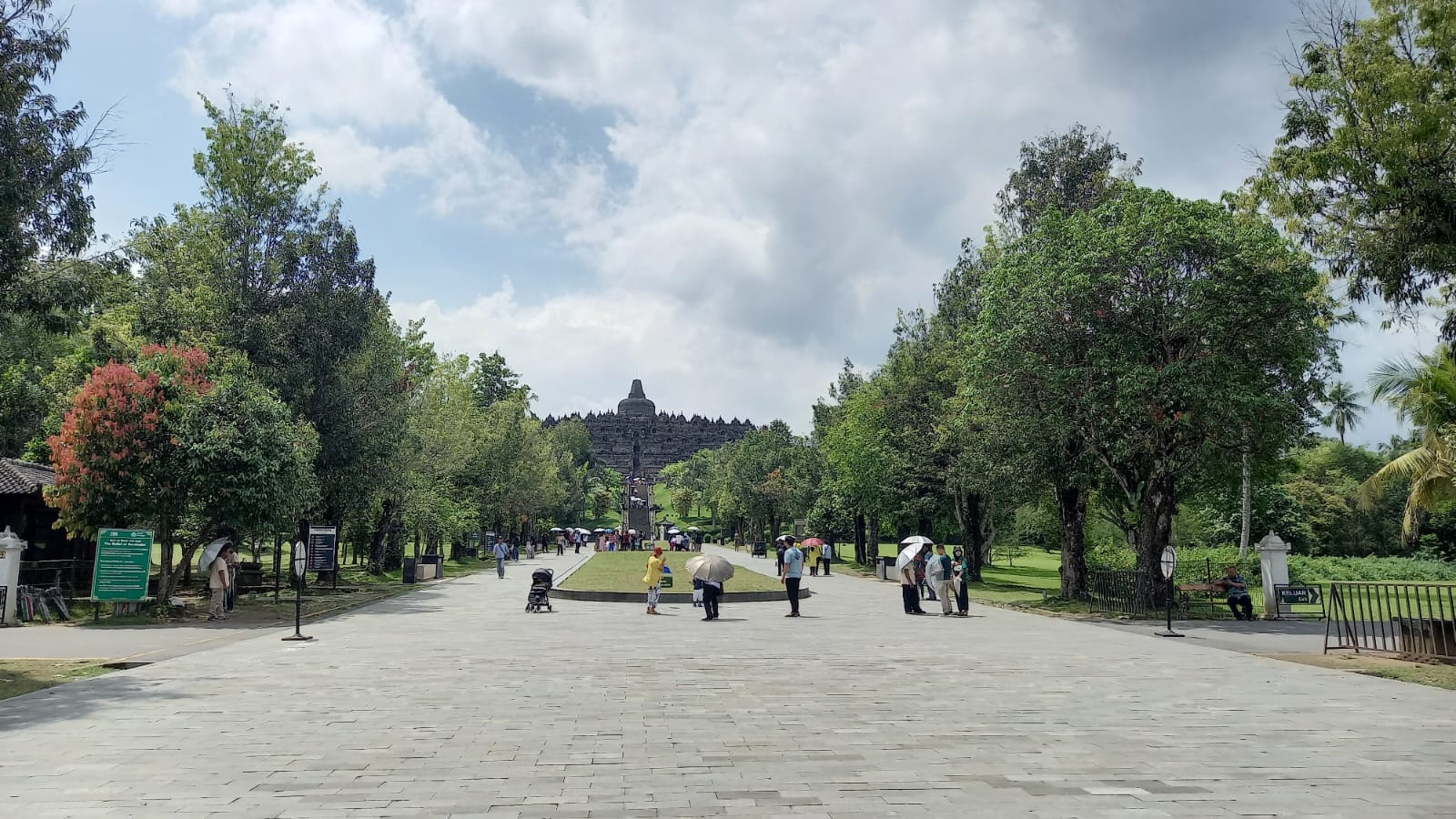 Sejumlah wisatawan mengunjungi Candi Borobudur, Kabupaten Magelang