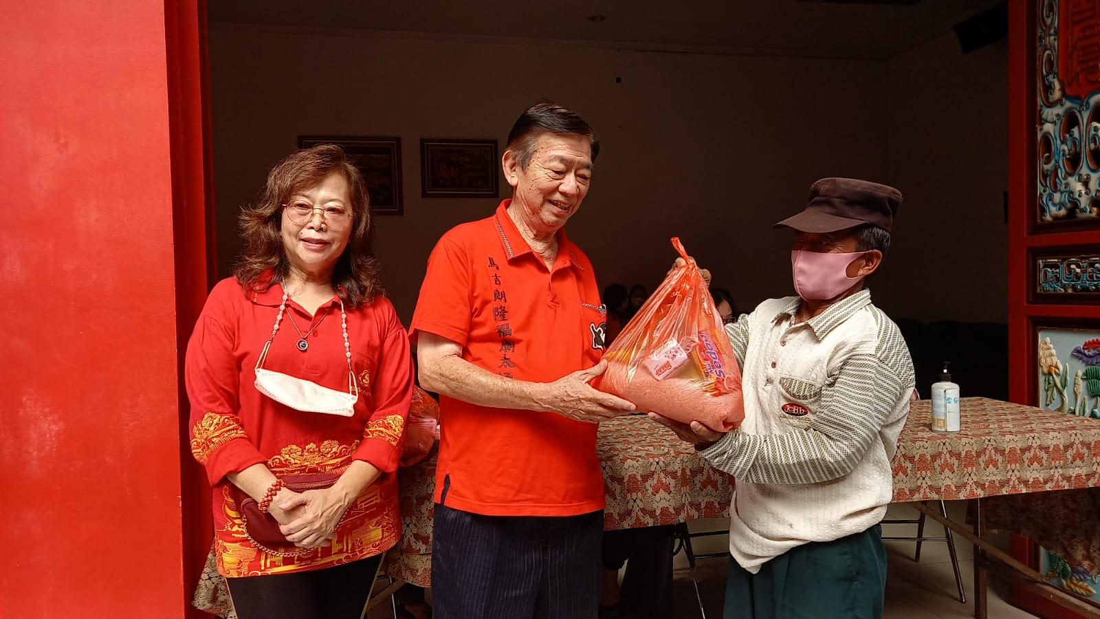 Sambut Imlek 2023, Kelenteng Liong Hok Bio Kota Magelang Bagikan Ratusan Paket Sembako