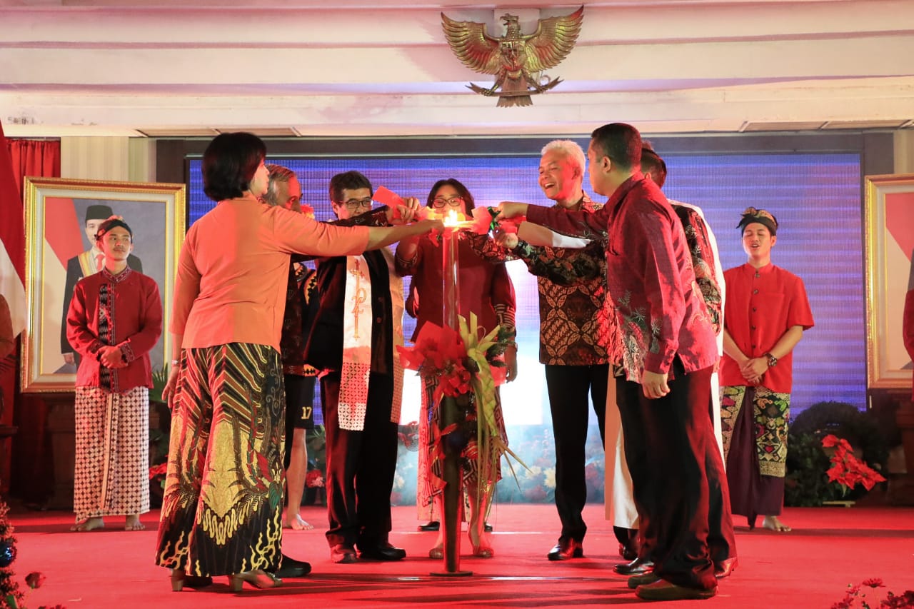 Hadiri Perayaan Natal ASN Pemprov Jateng, Ganjar Apresiasi Pemanfaatan Gereja untuk Pengungsi Bencana
