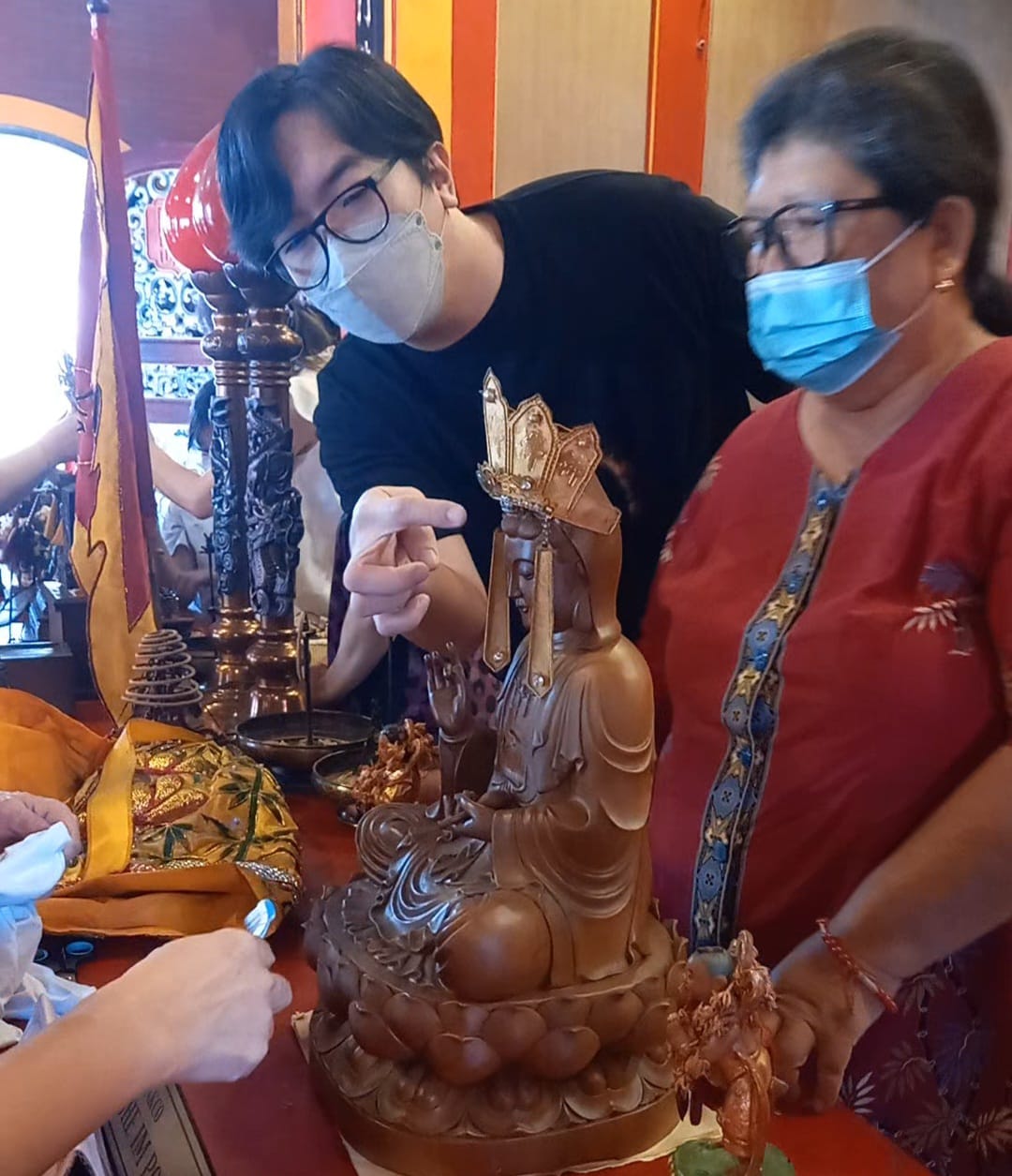 Jelang Imlek 2574, Klenteng Liong Hok Bio Kota Magelang Bersihkan Patung Dewa